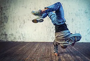 Young Man Break Dancing Drucke: Young man break dancing on wall background