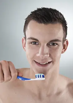 Dental Care Drucke: Young man brushing his teeth