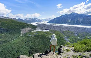 Young Man In Alaska Mountains Drucke: Young man enjoying the view, view of impressive mountain landscape with Matanuska glacier and glaciated mountain peaks