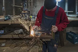 Young Man In Workshop Drucke: Young man at a Flex in his workshop