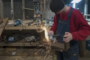 Young Man In Workshop Drucke: Young man at a Flex in his workshop