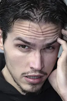 Young Man Headache Drucke: Young man with headache
