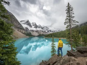 Banff National Park Scenery Drucke: Young man looking at mountains