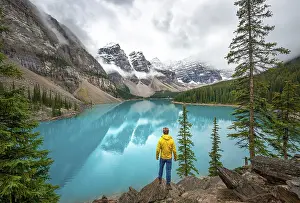 Rocky Mountains Landscape Drucke: Young man looking at mountains