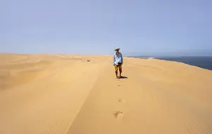 Namib Naukluft Park Scenery Drucke: Young man between sand dunes with wave patterns