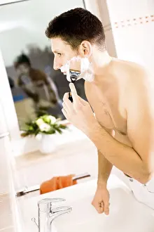Young Man Shaving Drucke: Young man shaving
