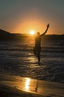 Drucke von Junge Mann, Silhouette, springt auf dem Strand bei Sonnenuntergang, Sonnenuntergang am Meer, Haute-Corse, Korsika, Frankreich Korsika Drucke: Junge Mann, Silhouette, springt auf der Strand bei Sonnenuntergang.