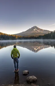 Oregon Landscape Photography Drucke: Young man standing on stone, reflection of Mt