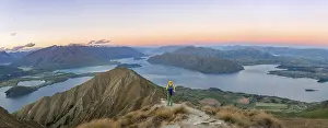 Evening Sun On Mountains Drucke: Young man standing on the summit