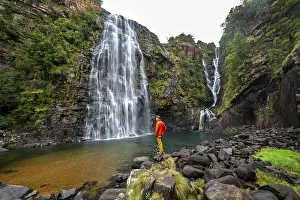 Mpumalanga Province Scenic Views Drucke: Young man standing in front of a waterfall