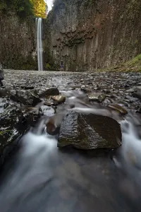 Nature Photography USA Drucke: Young man in front of waterfall