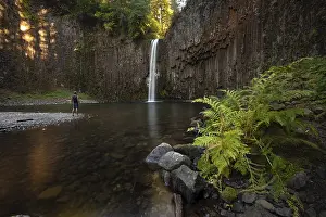 Young Man In Front Of Waterfall Drucke: Young man in front of waterfall
