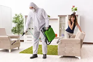 Professional Pest Control Drucke: Young professional contractor doing pest control at flat