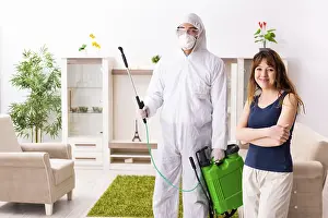 Professional Pest Control Drucke: Young professional contractor doing pest control at flat