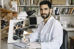 Medical Diagnosis Process Drucke: Young scientist in front of microscope