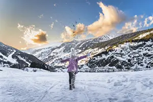Drucke von Junge Skifahrerin, Mädchen hat Spaß im Schnee, wirft Schneepuder in die Luft. Winter-Skiausflüge in Andorra, El Tarter, Pyrenäen-Gebirge, Grandvalira Andorra Drucke: Junge Skifahrerin, Mädchen hat Spaß im Schnee.