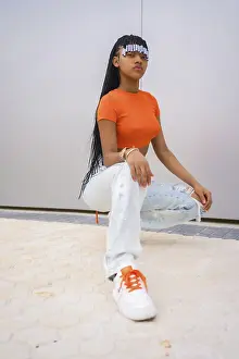 Gray Background Head Shot Drucke: A young trap dancer with braids