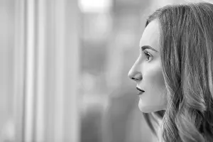 Monochrome Portrait Drucke: Serious young woman profile with copyspace