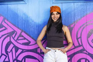 Zeitgenössische Kunst Drucke: Junge Frau mit orangefarbenem Bandana und dunkler Jacke.