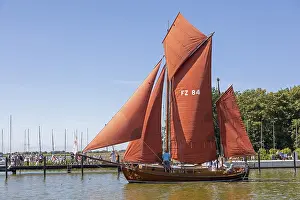 Northern Germany Sailing Sports Drucke: Zeesboot in the harbour, Wustrow