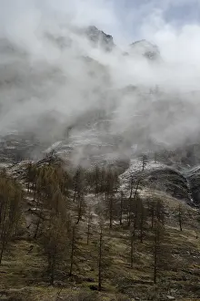 European Mountain Scenery Images Drucke: Clouds over snow covered mountain in spring