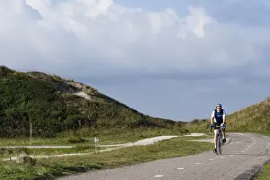 Radfahrer in Dünen