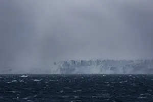Arctic Ocean Scenery Drucke: Dark grey mist over an ice cap