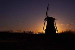 Sunset Over Water Drucke: Dutch windmill