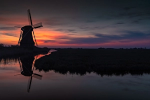 Windmill At Sunrise Drucke: Dutch windmill