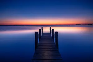Blue Sky Lake Scene Drucke: Jetty after sunset