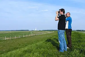 Männer mit Fernglas