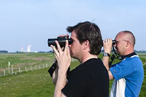 Männer mit Fernglas.