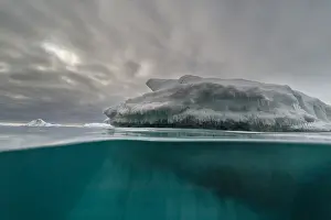 Northern Europe Wilderness Drucke: An over-under view of an iceberg