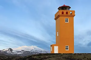 Snow Capped Mountain Landscape Drucke: Svörtuloft Lighthouse