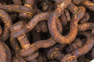 Netherlands Harbor Drucke: A well used rusty shackle