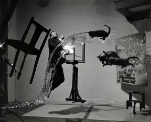 Drucke von Dalí, mit Gegenständen, die an Drähten hingen, Katzen und Wasser in surrealen Bewegungen fotografiert von Phillip Halsman, 1948. Salvador Domingo Felipe Jacinto Dalí i Domènech, 1 Salvador Dali Drucke: Salvador Dali, spanischer Surrealistischer Künstler.
