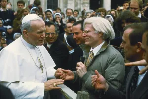 Drucke von Der amerikanische Pop-Künstler Andy Warhol trifft Papst Johannes Paul II in der Vatikanstadt Andy Warhol Drucke: Andy Warhol und Papst Johannes Paul II.