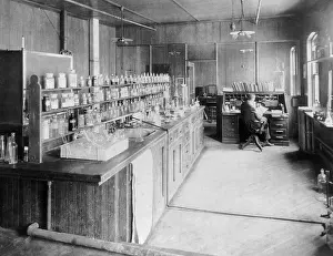 Science History Images Drucke: Chemist's Laboratory