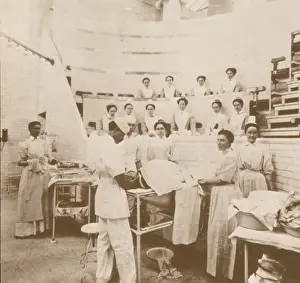 Medical History Drucke: Nurses observing an operation, 1899