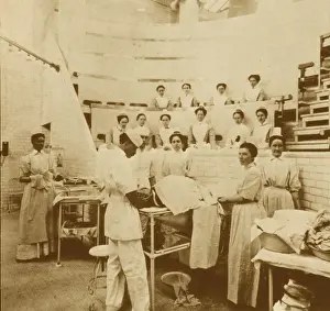 Female Medical Staff Drucke: Nurses observing an operation, 1899
